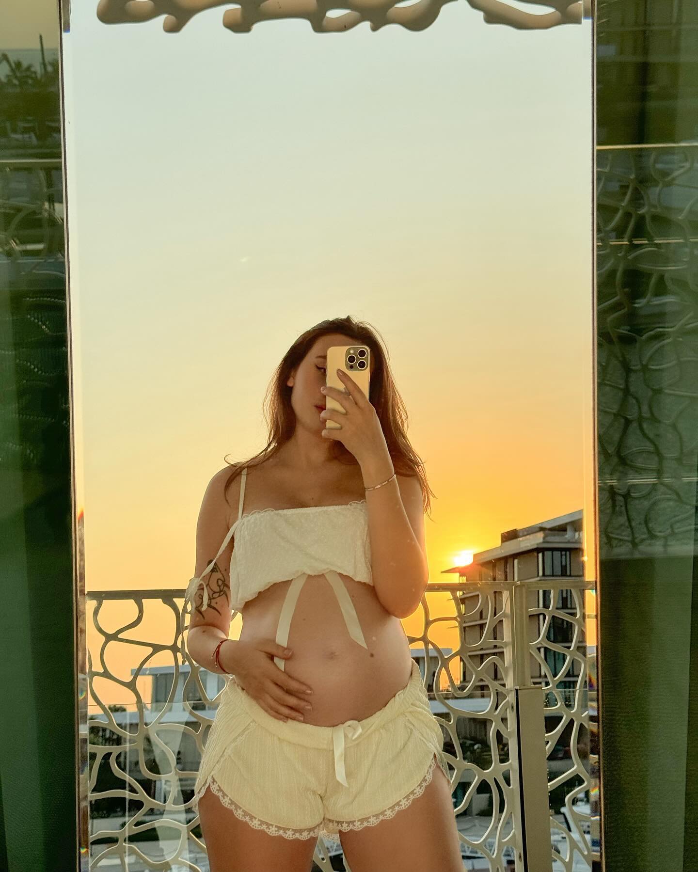 Известный блогер Влад А4 скоро станет отцом, а его подруга Юлия Годунова сделала беременную фотосессию в пижамных трусиках. Кто такая Юлия Годунова и как она выглядела до беременности
